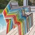 Silla de metal con reposabrazos