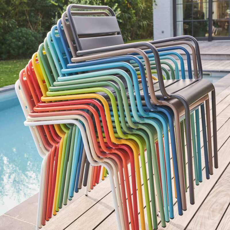 Silla de metal con reposabrazos
