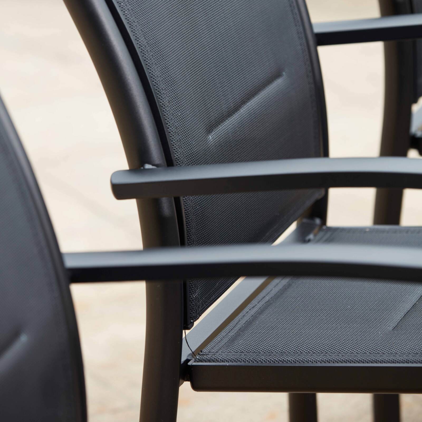 2 sillas de jardín con reposabrazos negras de aluminio y textileno