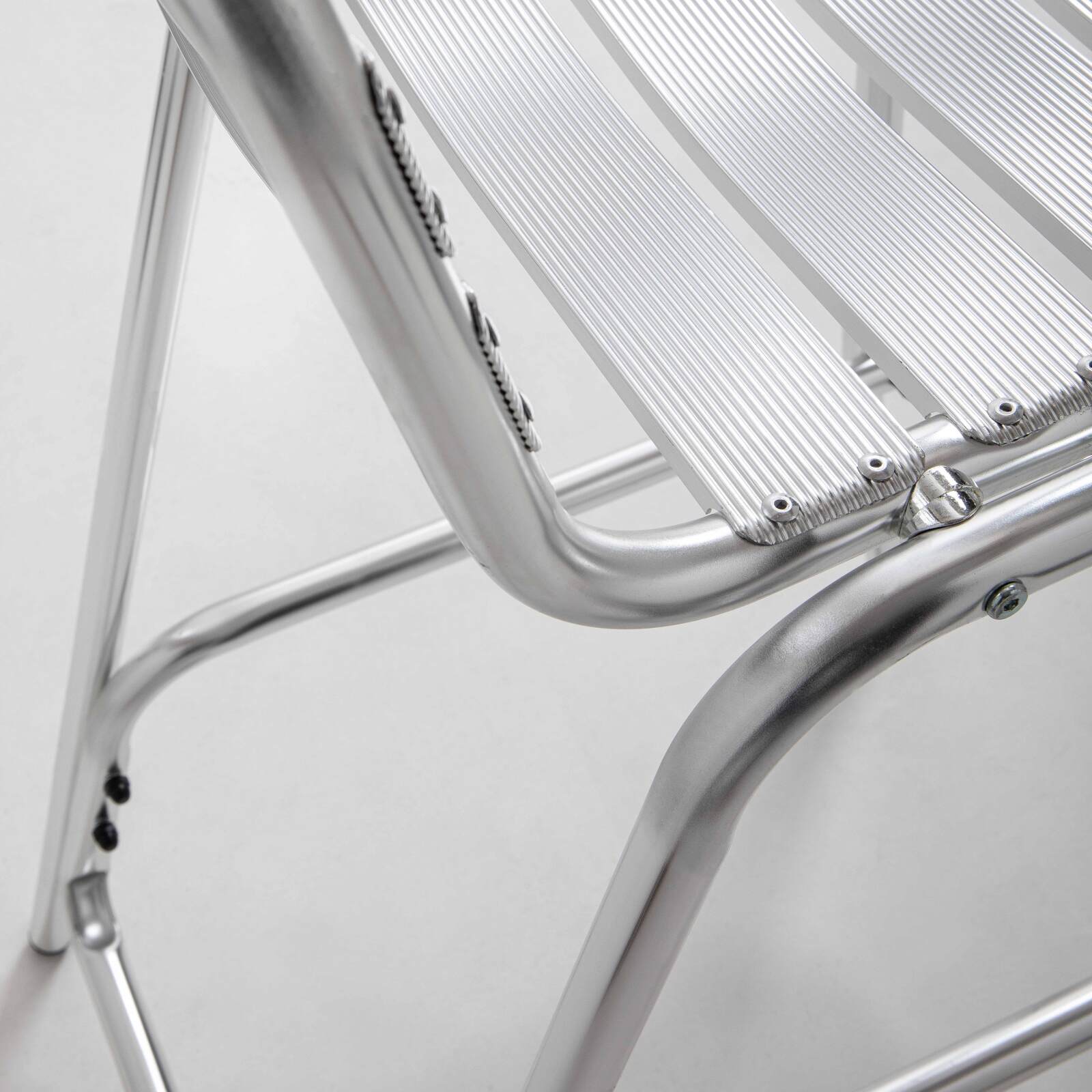 Mesa de bar redonda de Ø60 cm y 2 sillas altas de aluminio