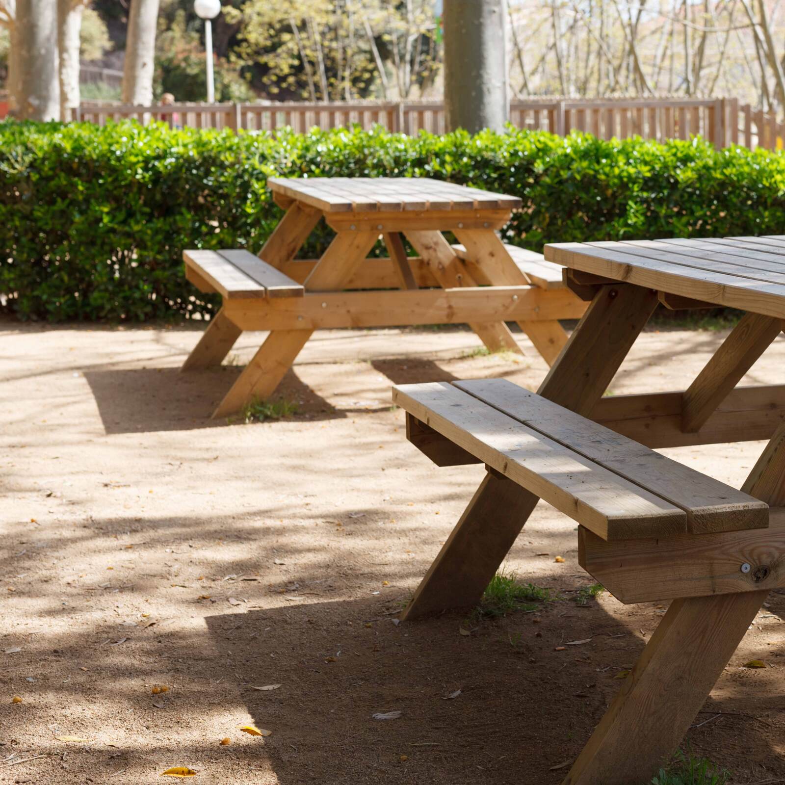Mesa de picnic de madera ligera y resistente de 6 plazas | Oviala