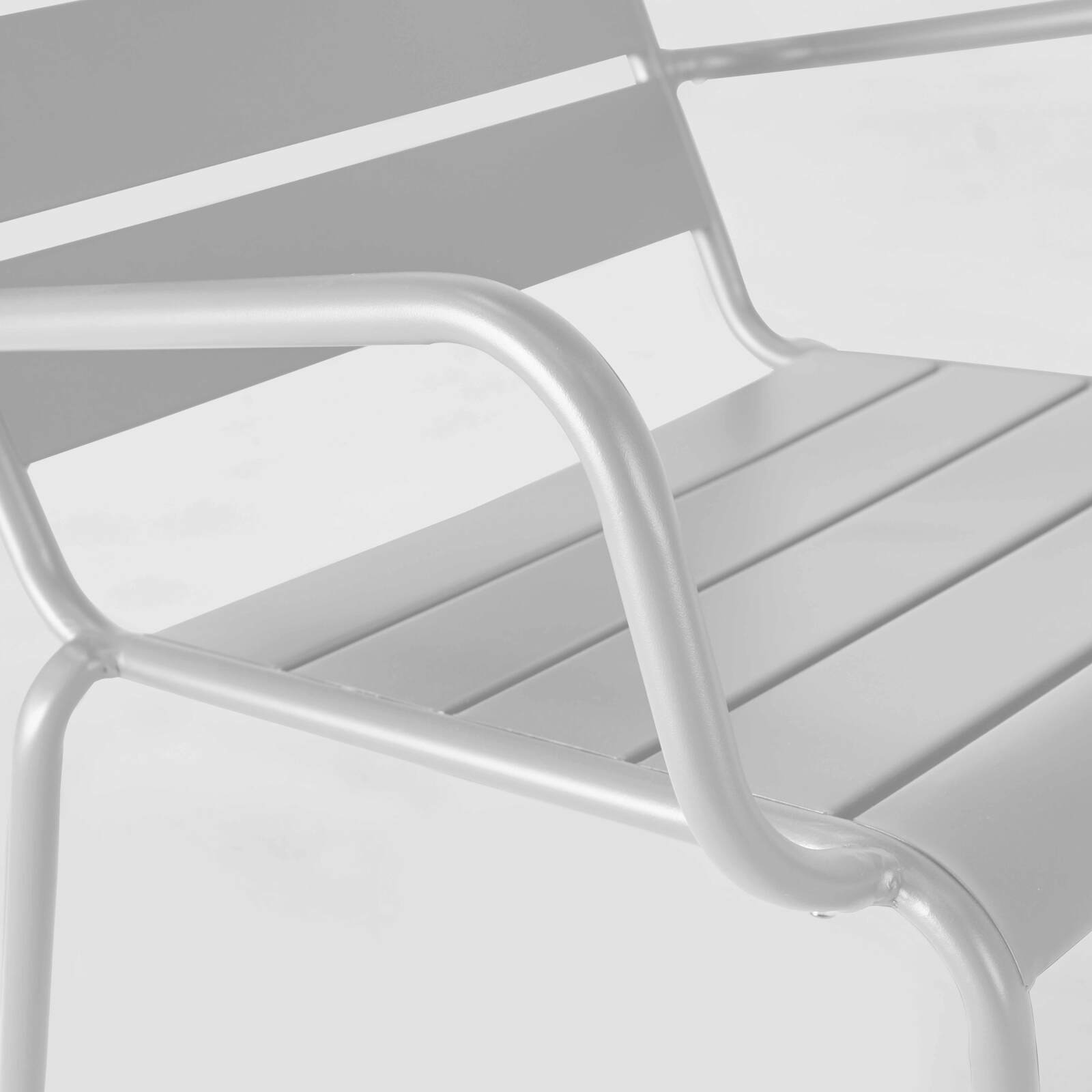 Sillón bajo y reposapiés de metal