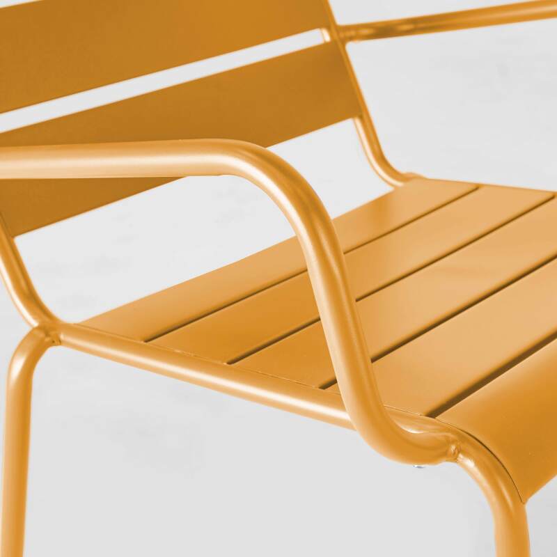 Sillón bajo y reposapiés de metal (5/6)