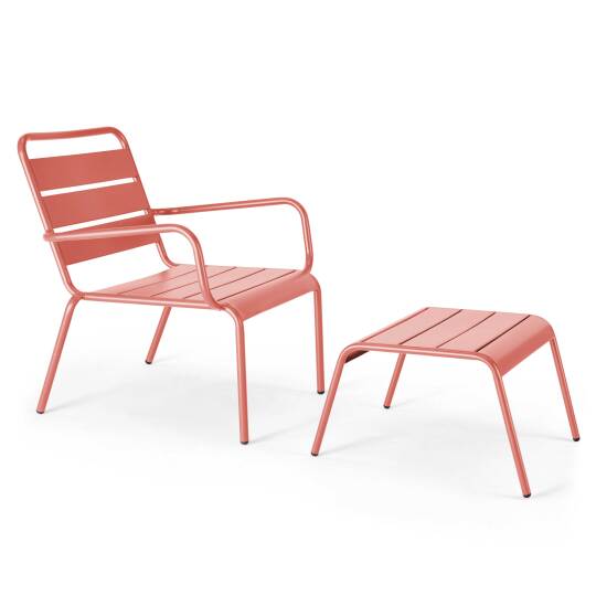 Sillón bajo y reposapiés de metal
