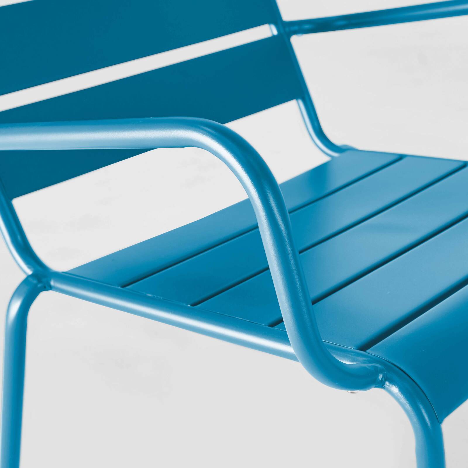 Sillón bajo y reposapiés de metal