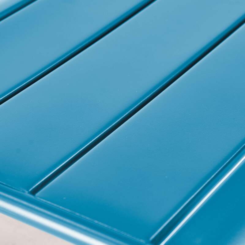 Sillón bajo y reposapiés de metal