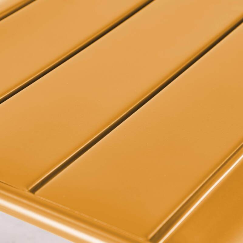 Sillón bajo de metal