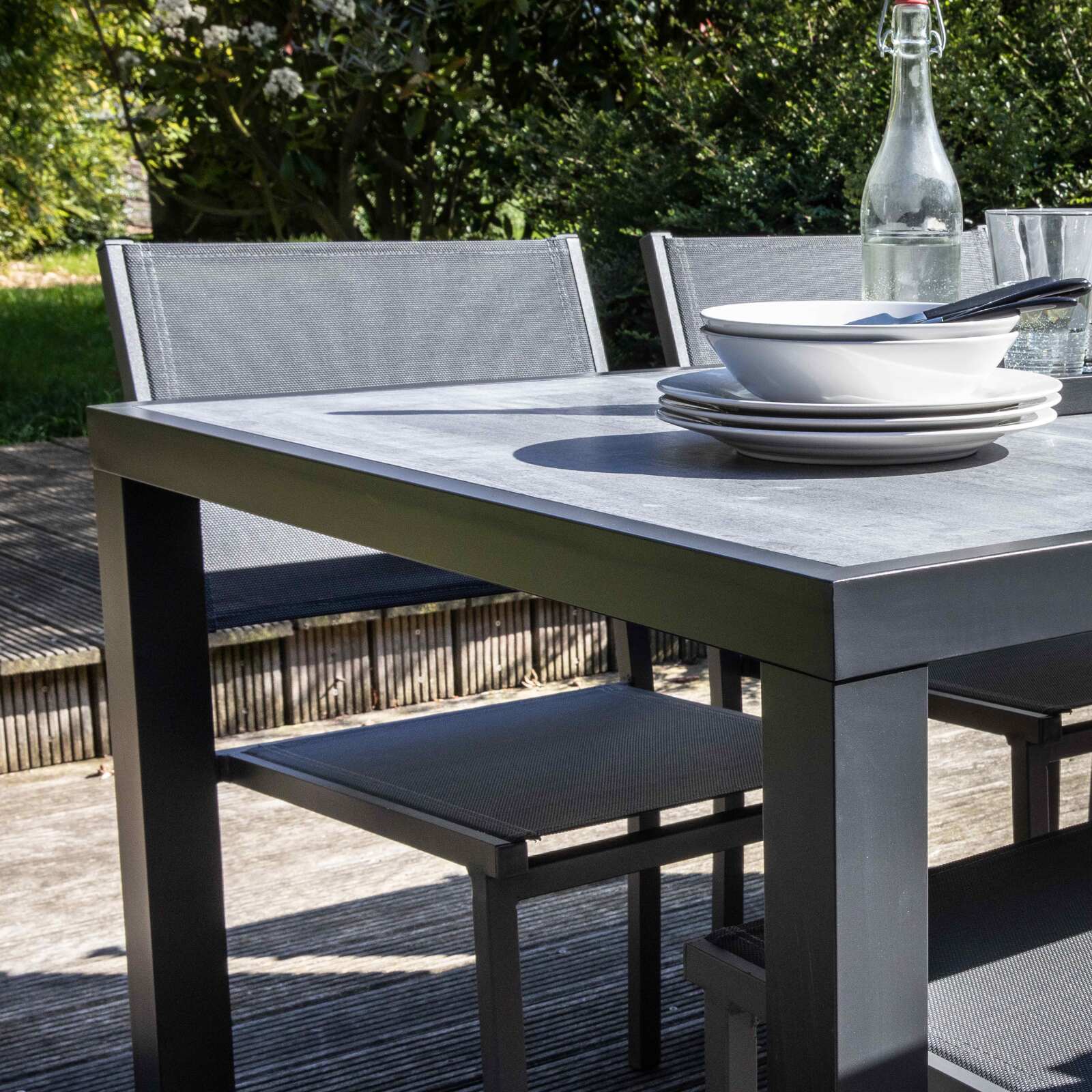 Mesa de jardín rectangular con tablero de cerámica efecto hormigón encerado de 185 x 95 cm, 6 sillas y 2 sillas con reposabrazos