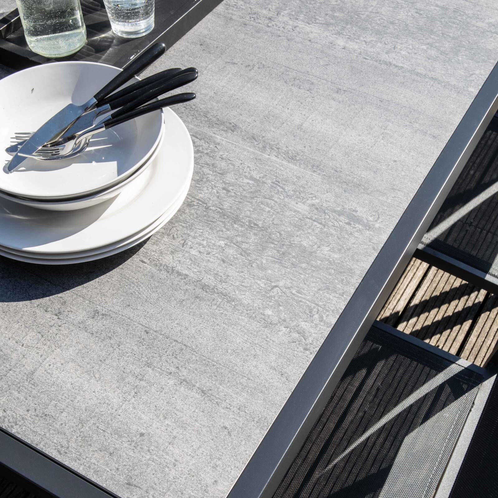 Mesa de jardín rectangular con tablero de cerámica efecto hormigón encerado de 185 x 95 cm, 6 sillas y 2 sillas con reposabrazos