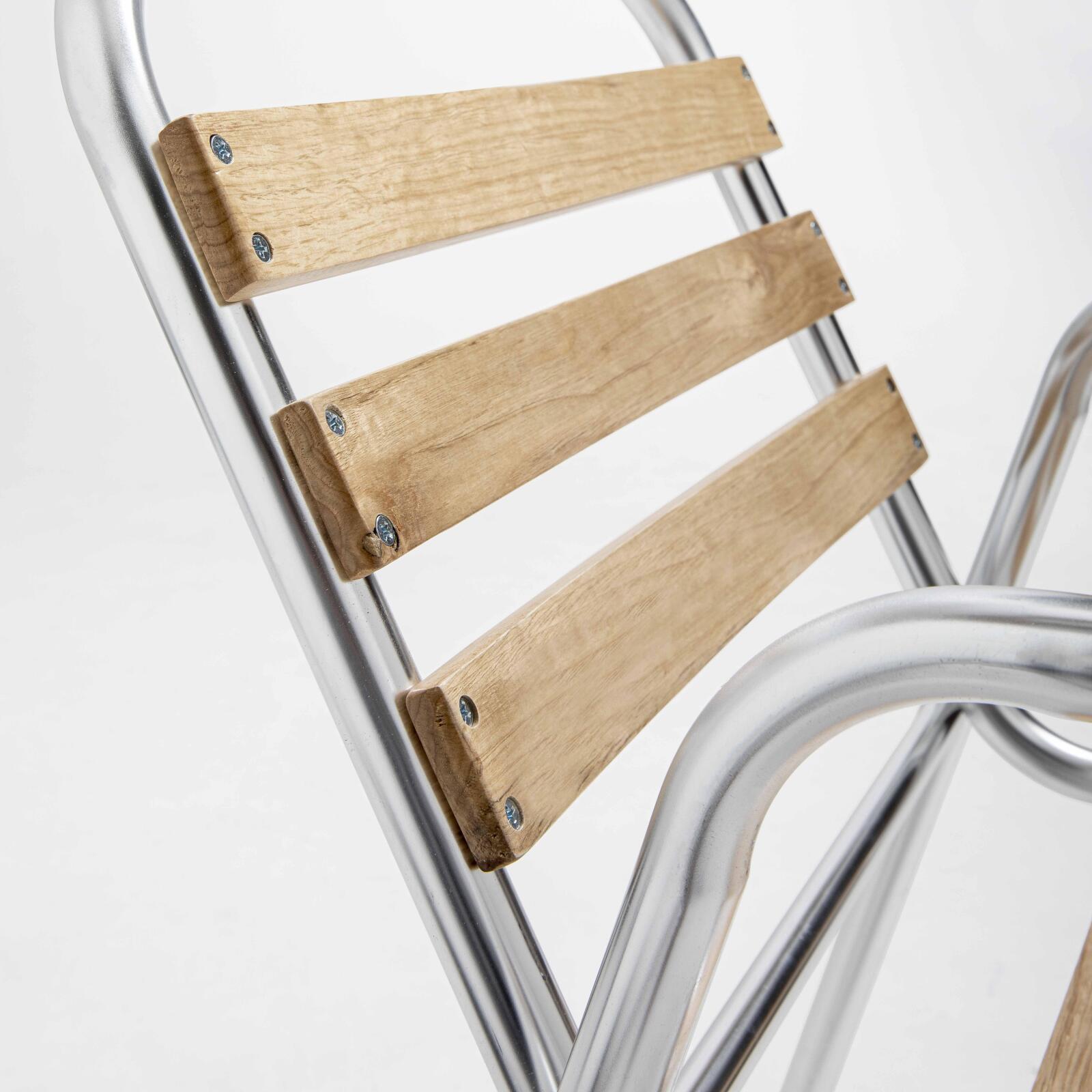 Silla de jardín con reposabrazos de madera y aluminio