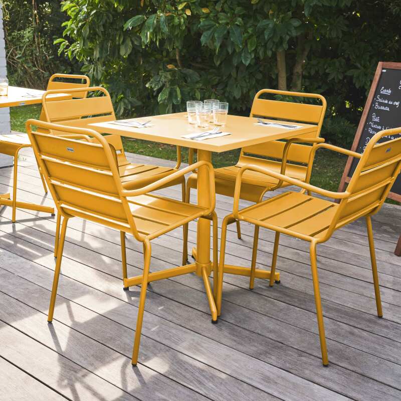 Mesa de jardín bistro cuadrada inclinable de metal 70x70 cm y 4 sillas con reposabrazos - Lifestyle