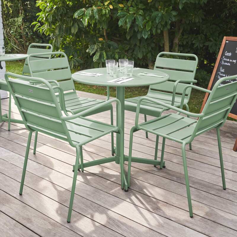 Mesa de jardín bistro redonda inclinable de metal Ø70 cm y 4 sillas con reposabrazos - Lifestyle