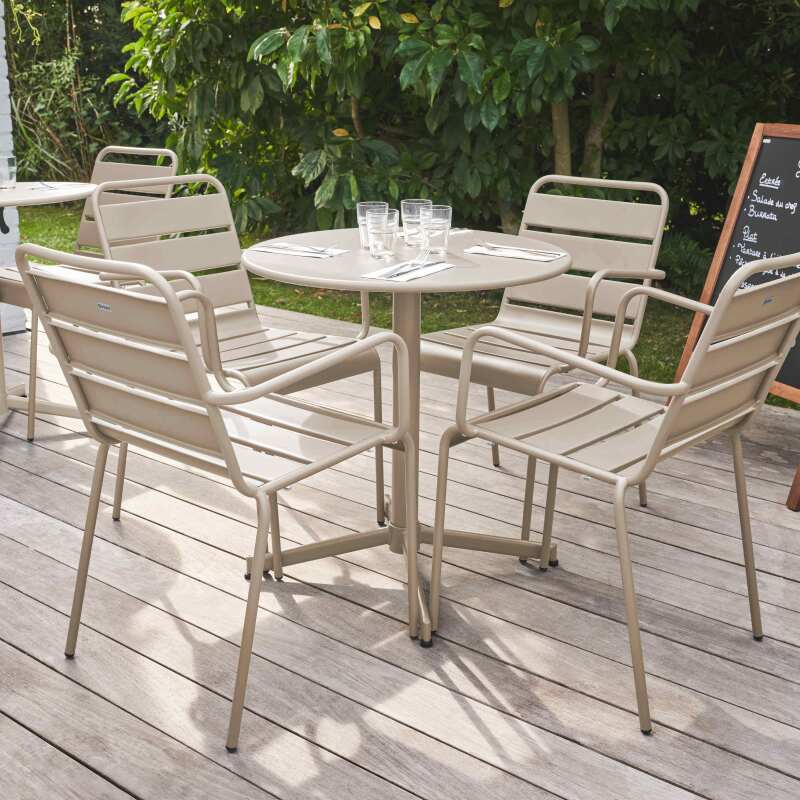Mesa de jardín bistro redonda inclinable de metal Ø70 cm y 4 sillas con reposabrazos - Lifestyle