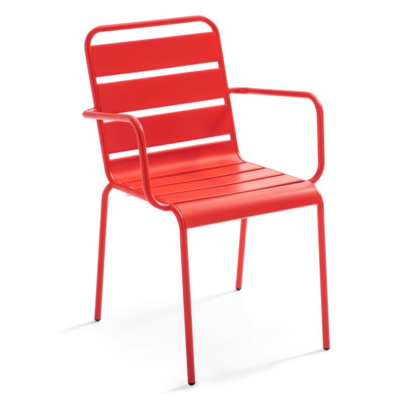 Silla de metal con reposabrazos estilo industrial