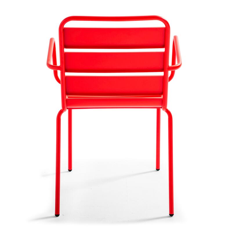 Silla de metal con reposabrazos estilo industrial