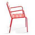 Silla de metal con reposabrazos estilo industrial