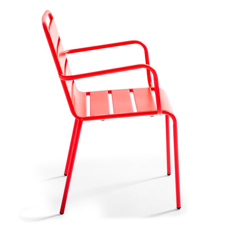 Silla de metal con reposabrazos estilo industrial