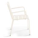 Silla de metal con reposabrazos estilo industrial