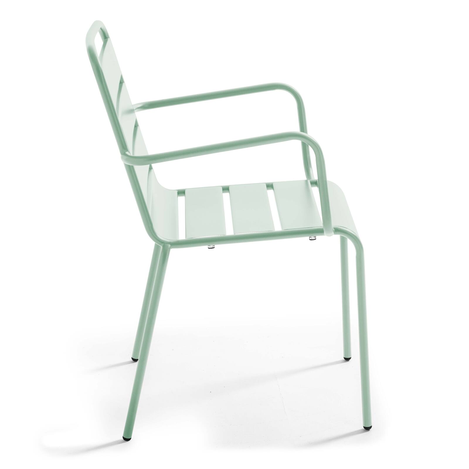 Silla de metal con reposabrazos estilo industrial