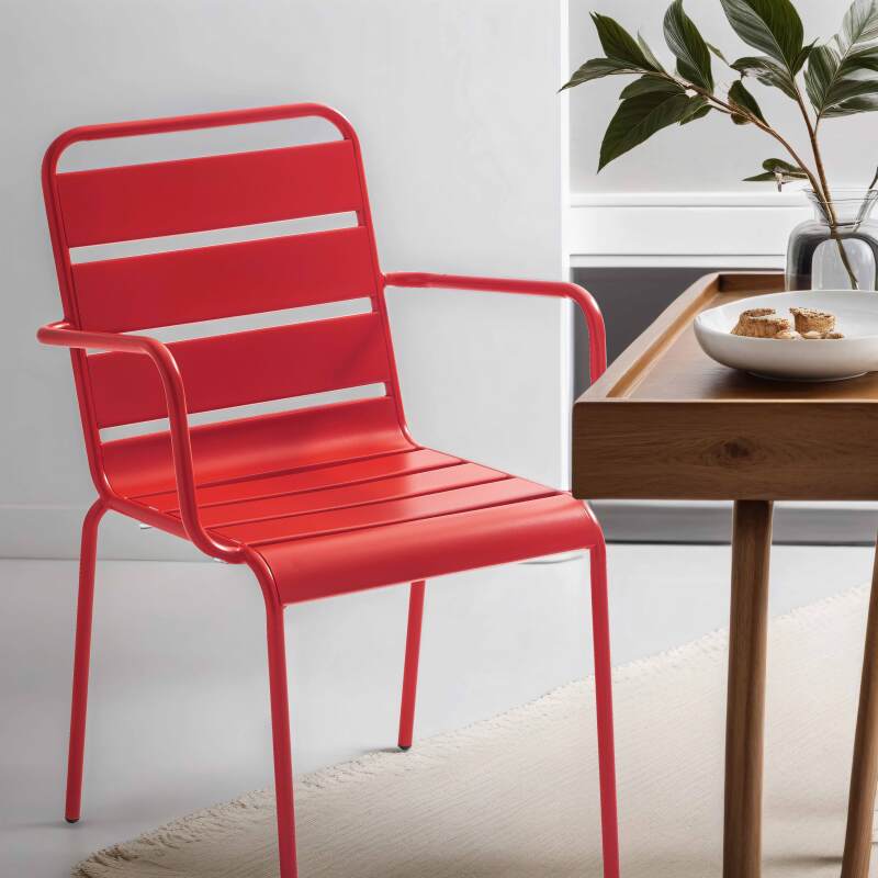 Silla de metal con reposabrazos estilo industrial