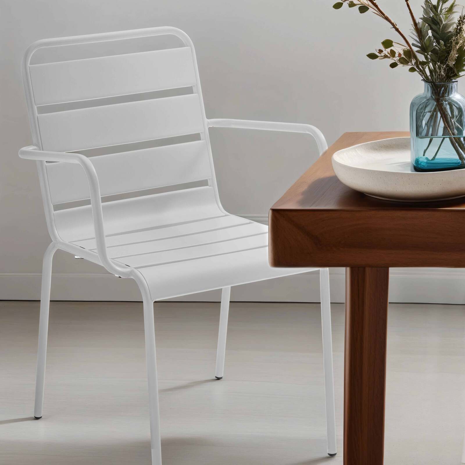 Silla de metal con reposabrazos estilo industrial