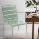 Silla de metal con reposabrazos estilo industrial