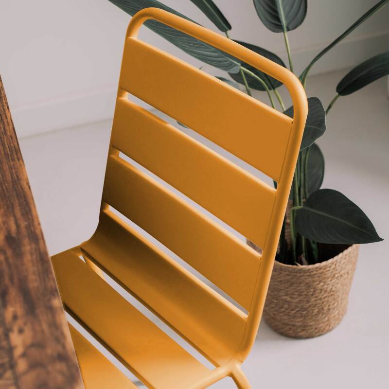 Silla de metal estilo industrial