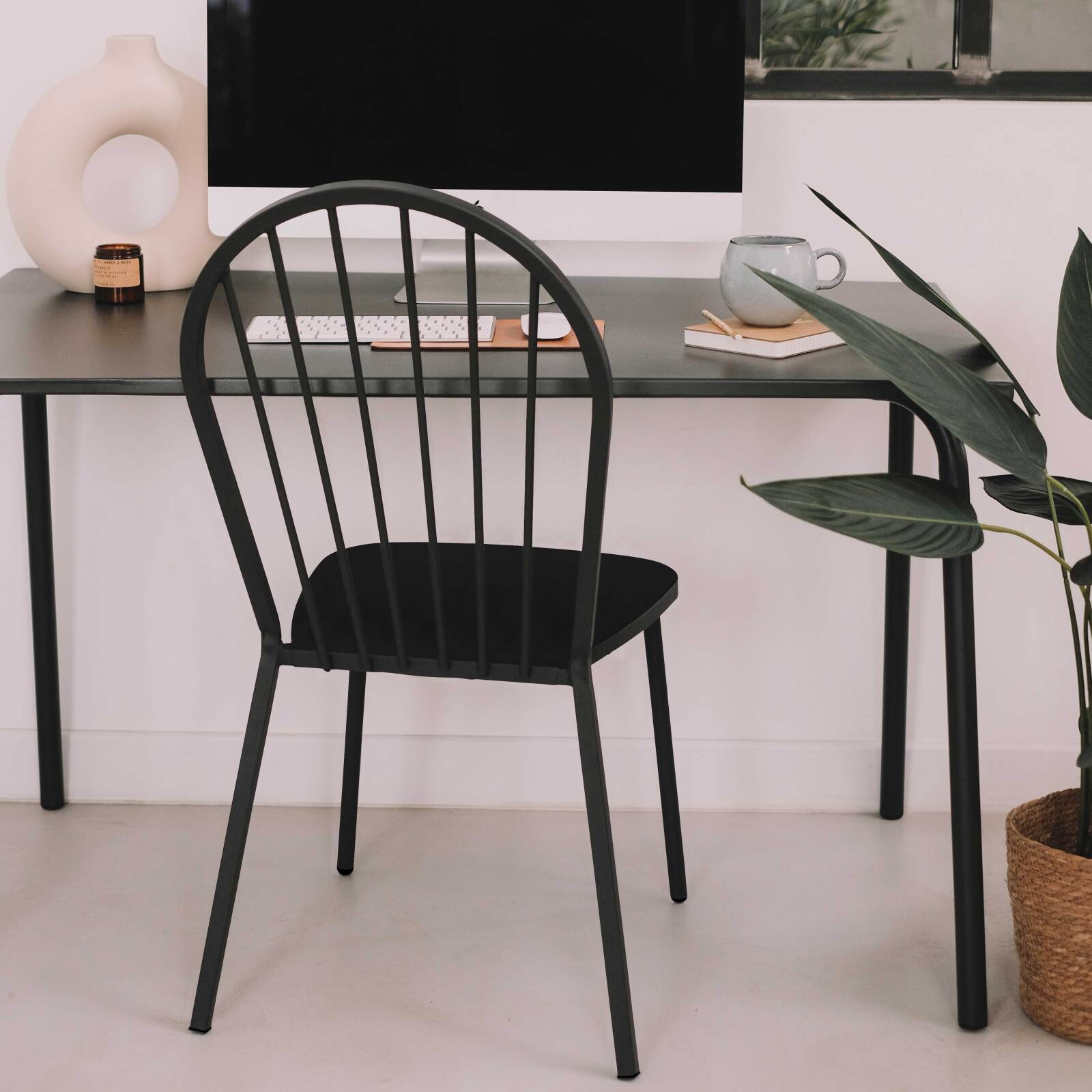 Silla de metal perforada