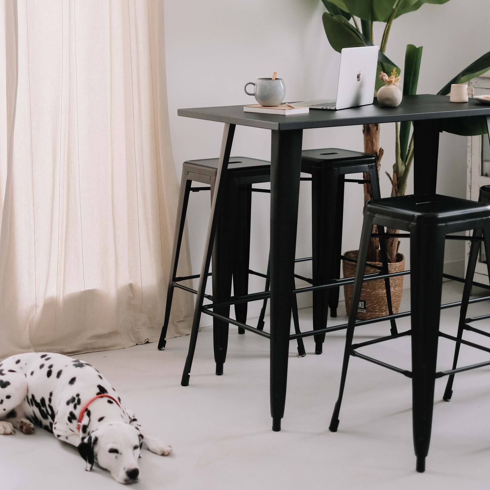 Mesa alta de metal estilo industrial con patas inclinadas Mesa alta de metal estilo industrial con patas inclinadas