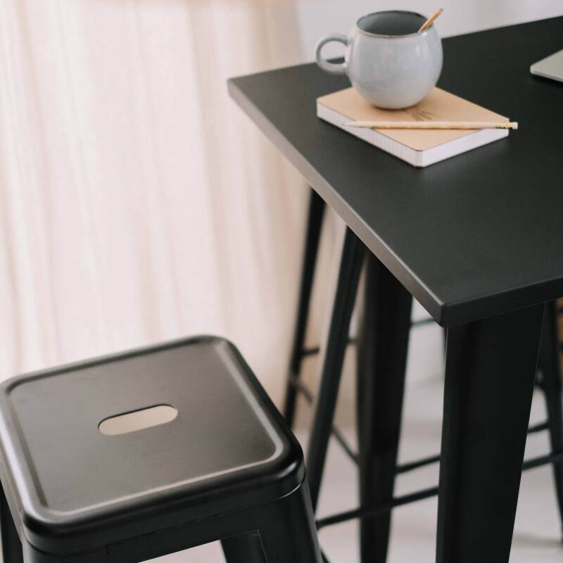 Mesa alta de metal estilo industrial con patas inclinadas