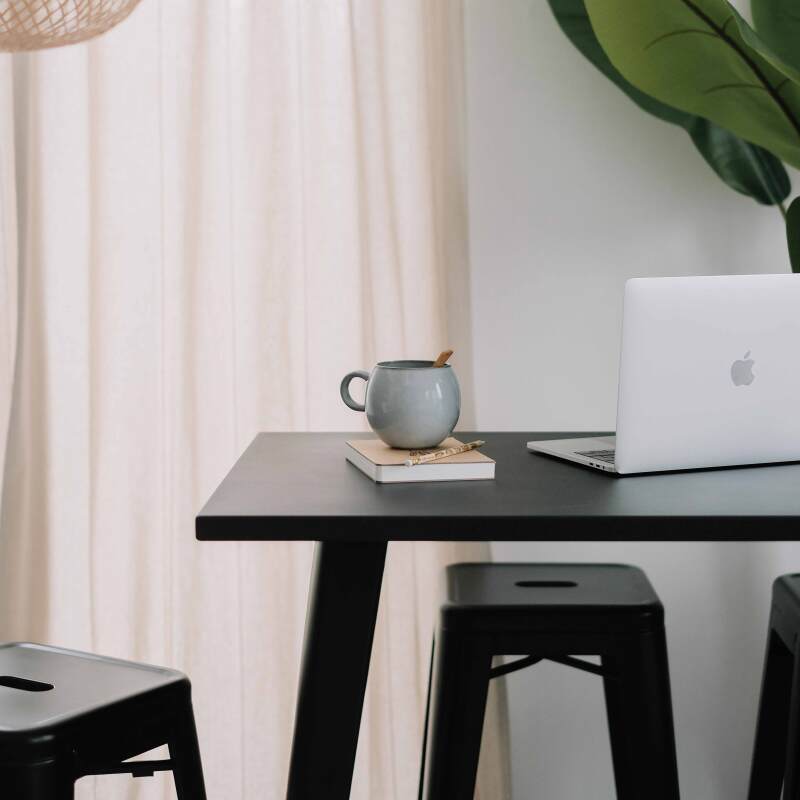 Mesa alta de metal estilo industrial con patas inclinadas