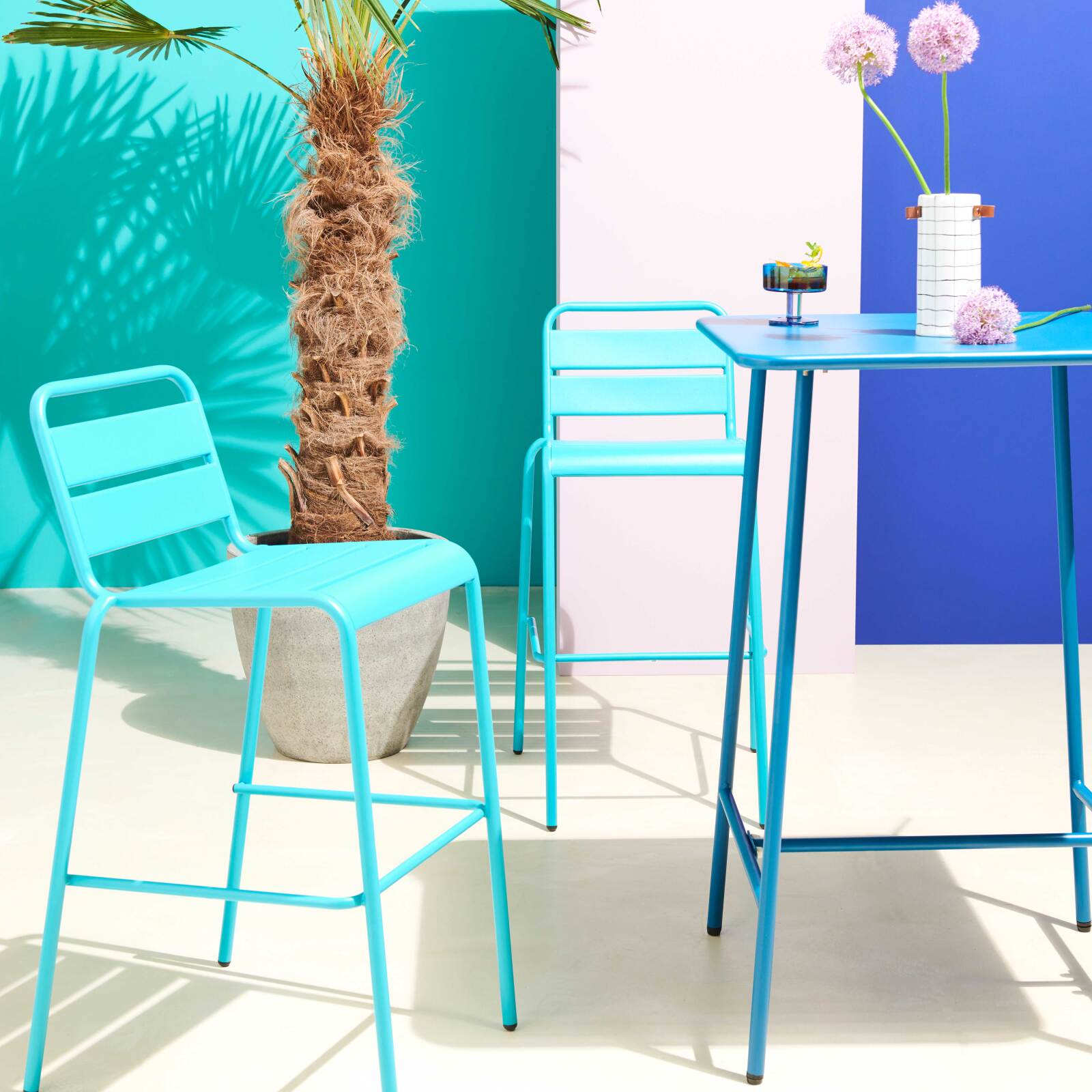 Mesa de bar alta de 70 cm x 70 cm y 4 sillas altas de metal