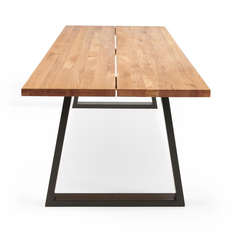 Mesa rectangular de roble FSC® con bordes regulares y patas en forma de trapecio