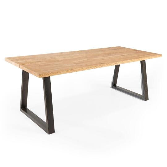 Mesa rectangular de roble FSC® con bordes regulares y patas en forma de trapecio