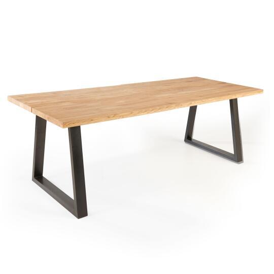 Mesa rectangular de roble FSC® con bordes regulares y patas en forma de trapecio