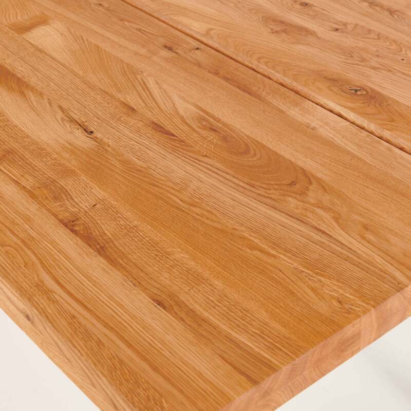 Mesa rectangular de roble FSC® con bordes regulares y patas en forma de trapecio