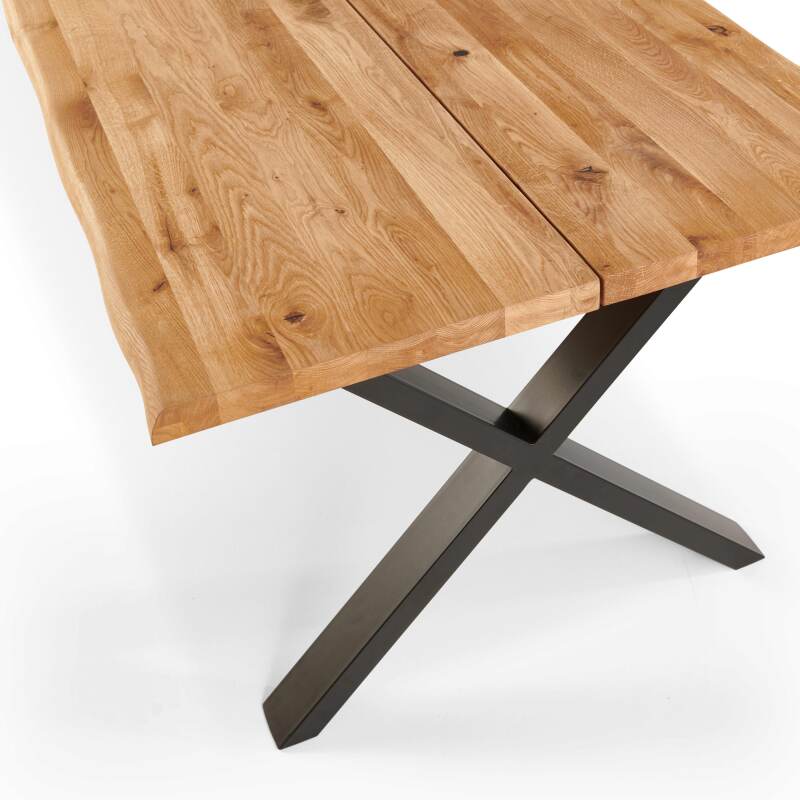 Mesa rectangular de roble FSC® con bordes irregulares y patas en forma de cruz
