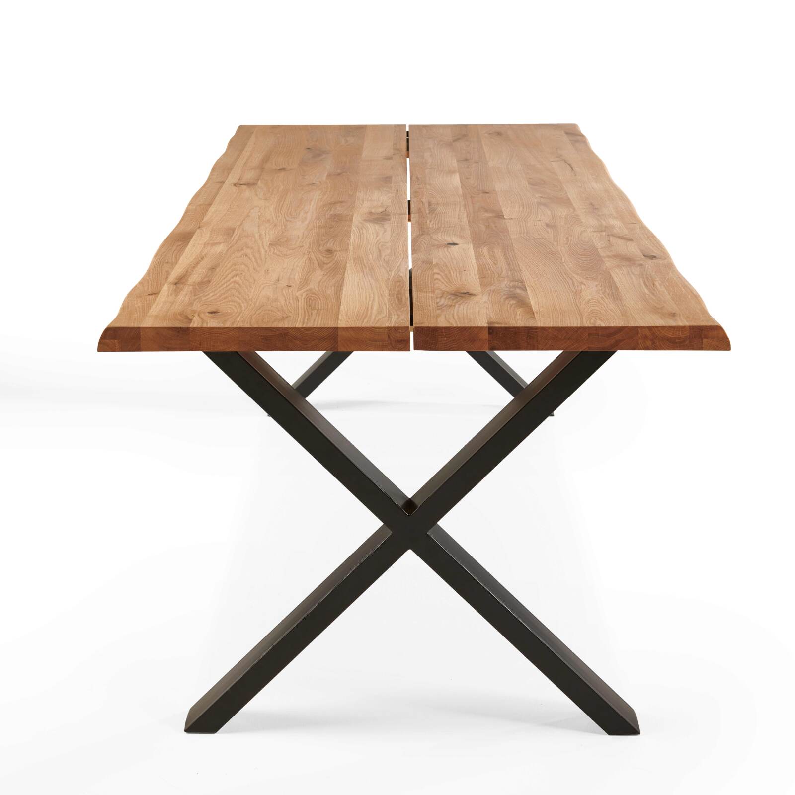 Mesa rectangular de roble FSC® con bordes irregulares y patas en forma de cruz