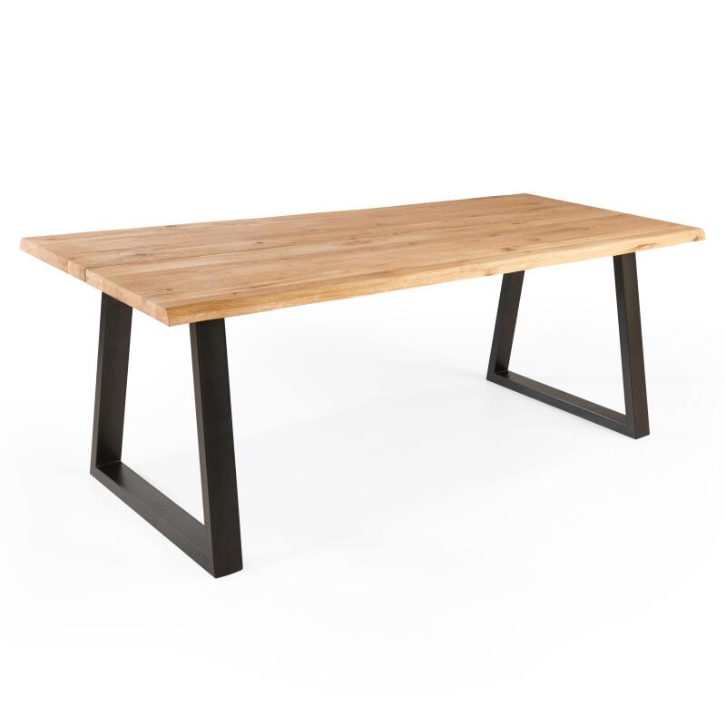 Mesa rectangular de roble FSC® con bordes irregulares y patas en forma de trapecio