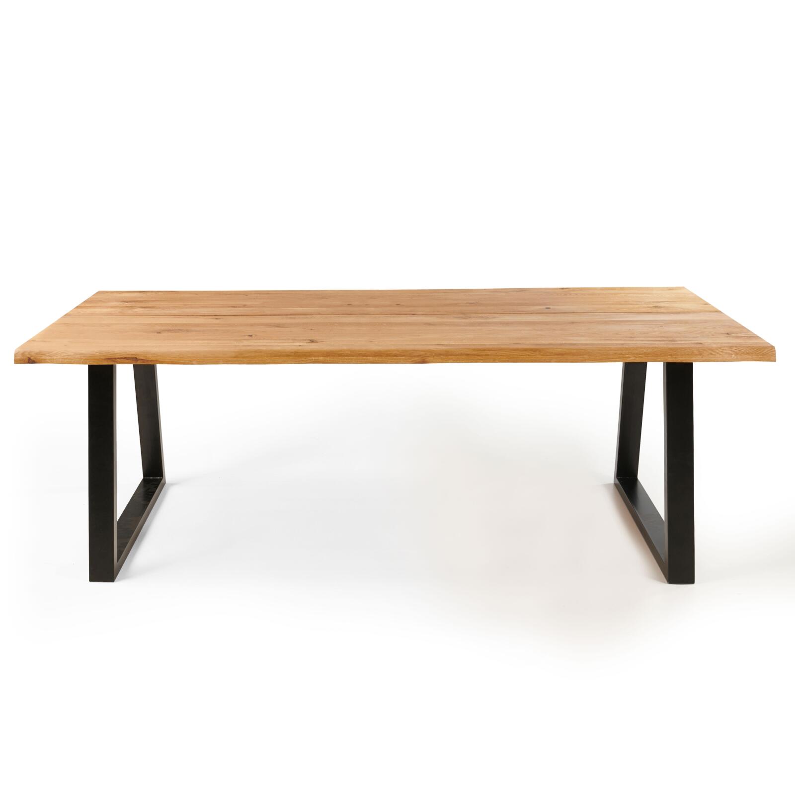 Mesa rectangular de roble FSC® con bordes irregulares y patas en forma de trapecio