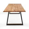 Mesa rectangular de roble FSC® con bordes irregulares y patas en forma de trapecio