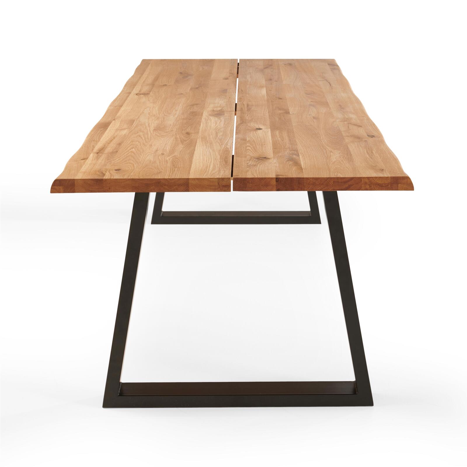 Mesa rectangular de roble FSC® con bordes irregulares y patas en forma de trapecio