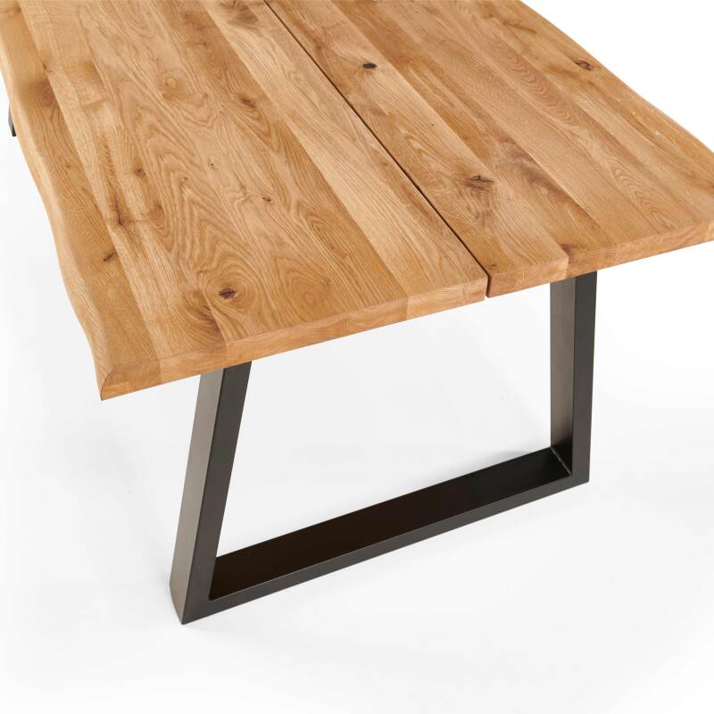 Mesa rectangular de roble FSC® con bordes irregulares y patas en forma de trapecio