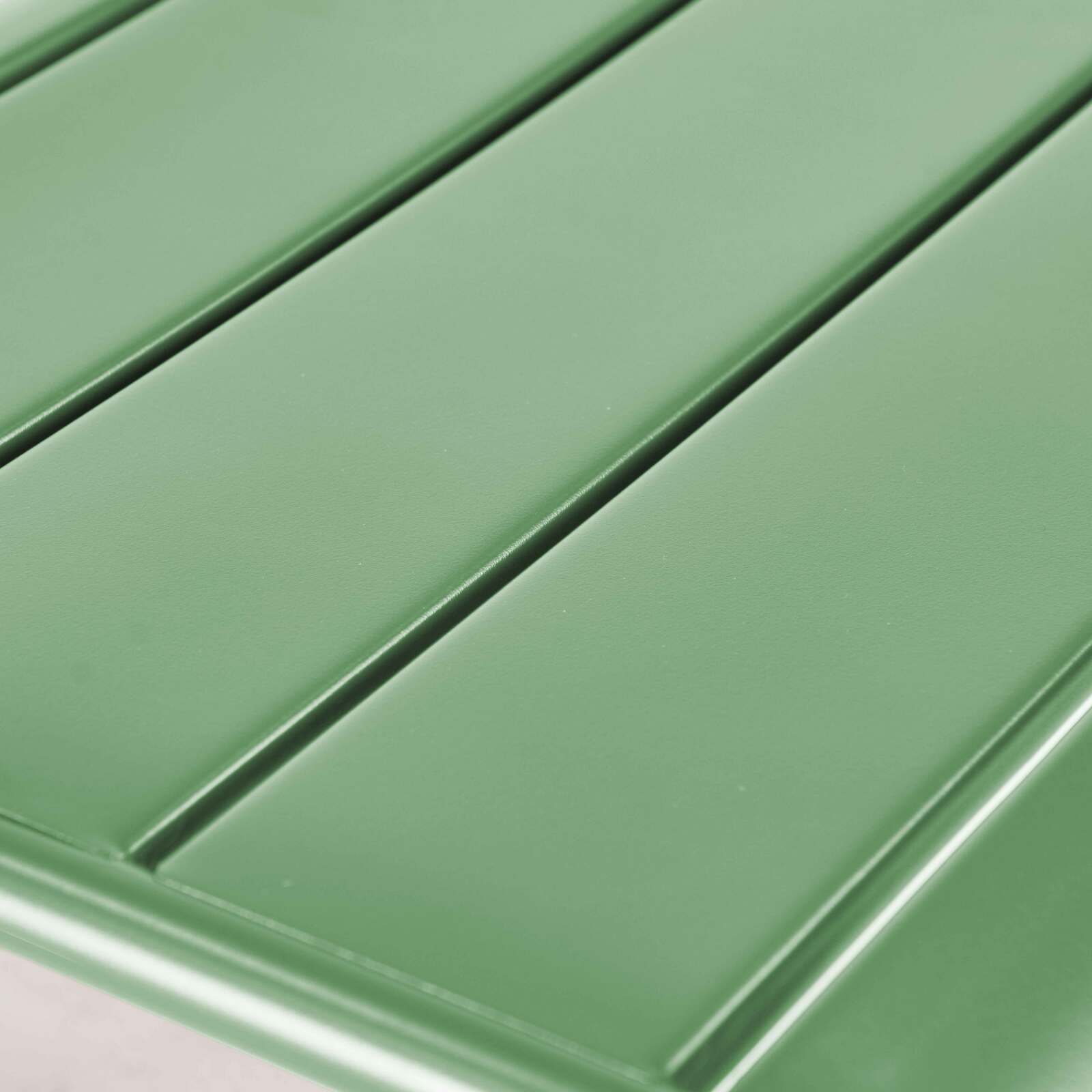 Lote de 2 sillones bajos y reposapiés de metal