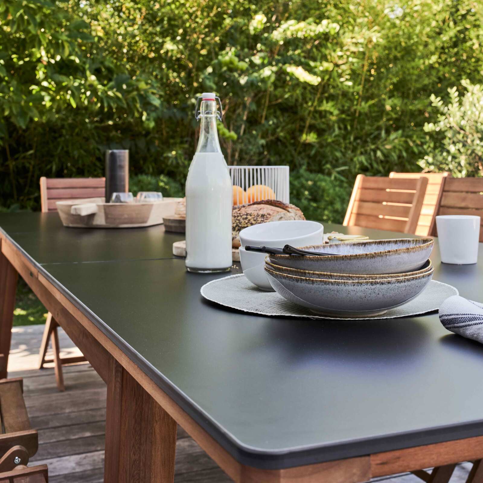 Mesa de jardín rectangular extensible con 8 sillas plegables y 2 con reposabrazos de eucalipto FSC®