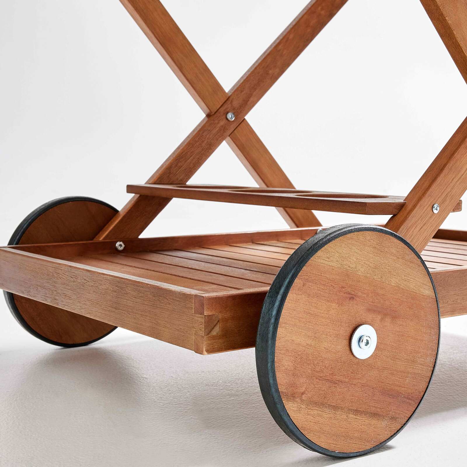 Mesa auxiliar con ruedas de madera de eucalipto FSC®