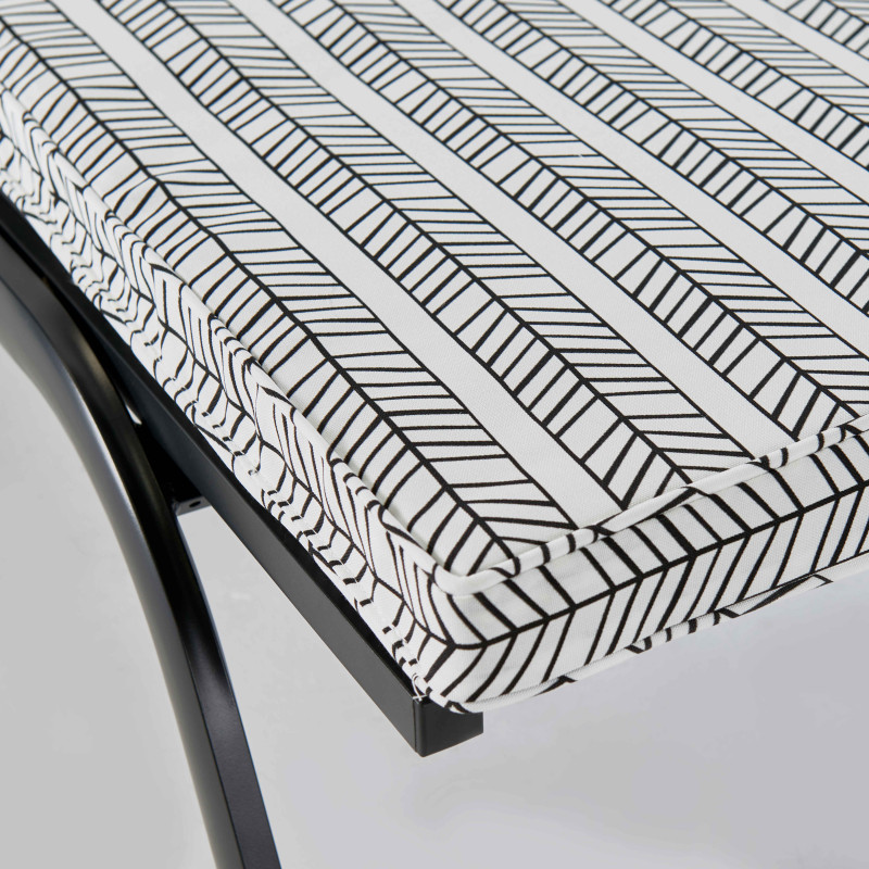 Focus coussin blanc et noir (5/7)