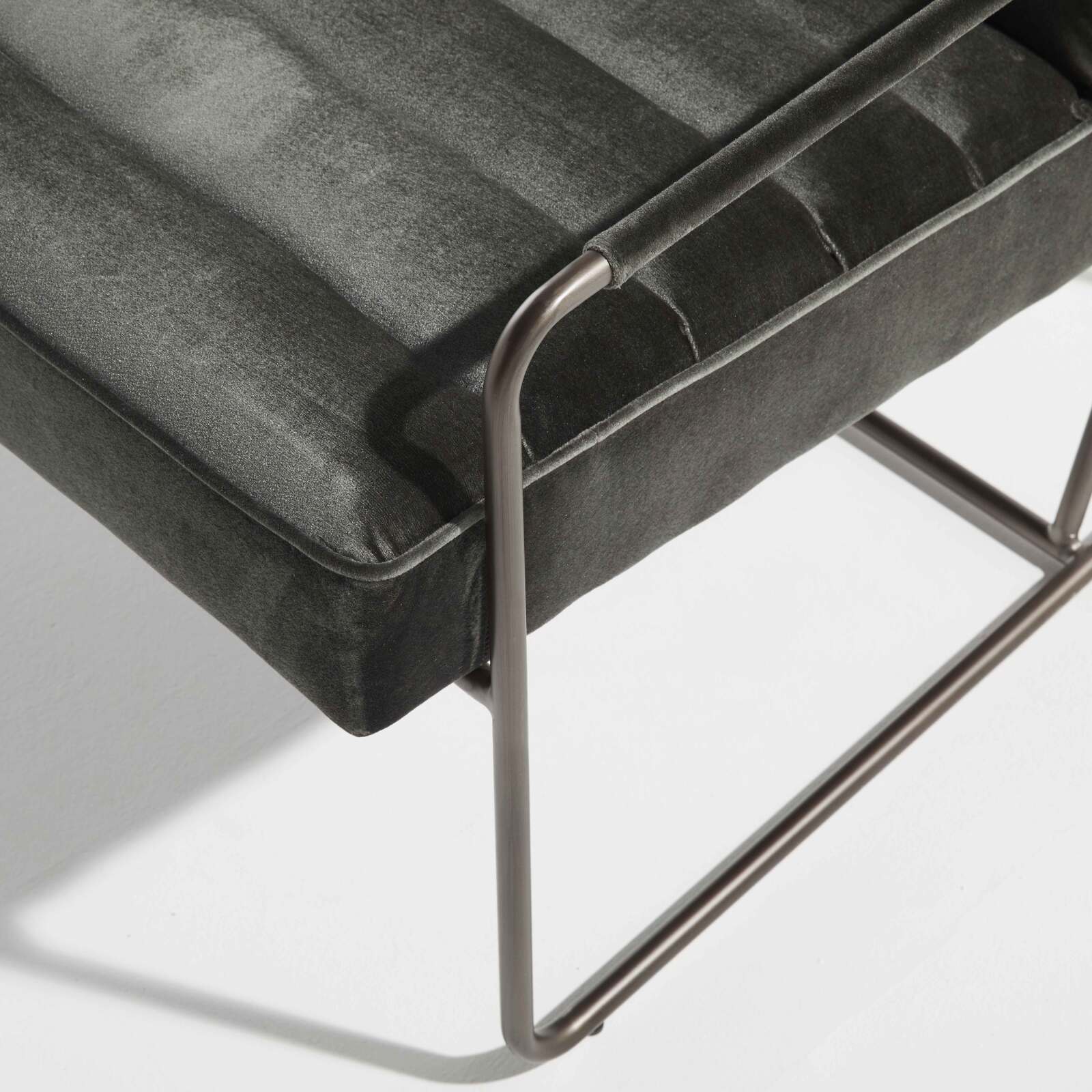 Sillón capitoné de terciopelo y madera FSC®