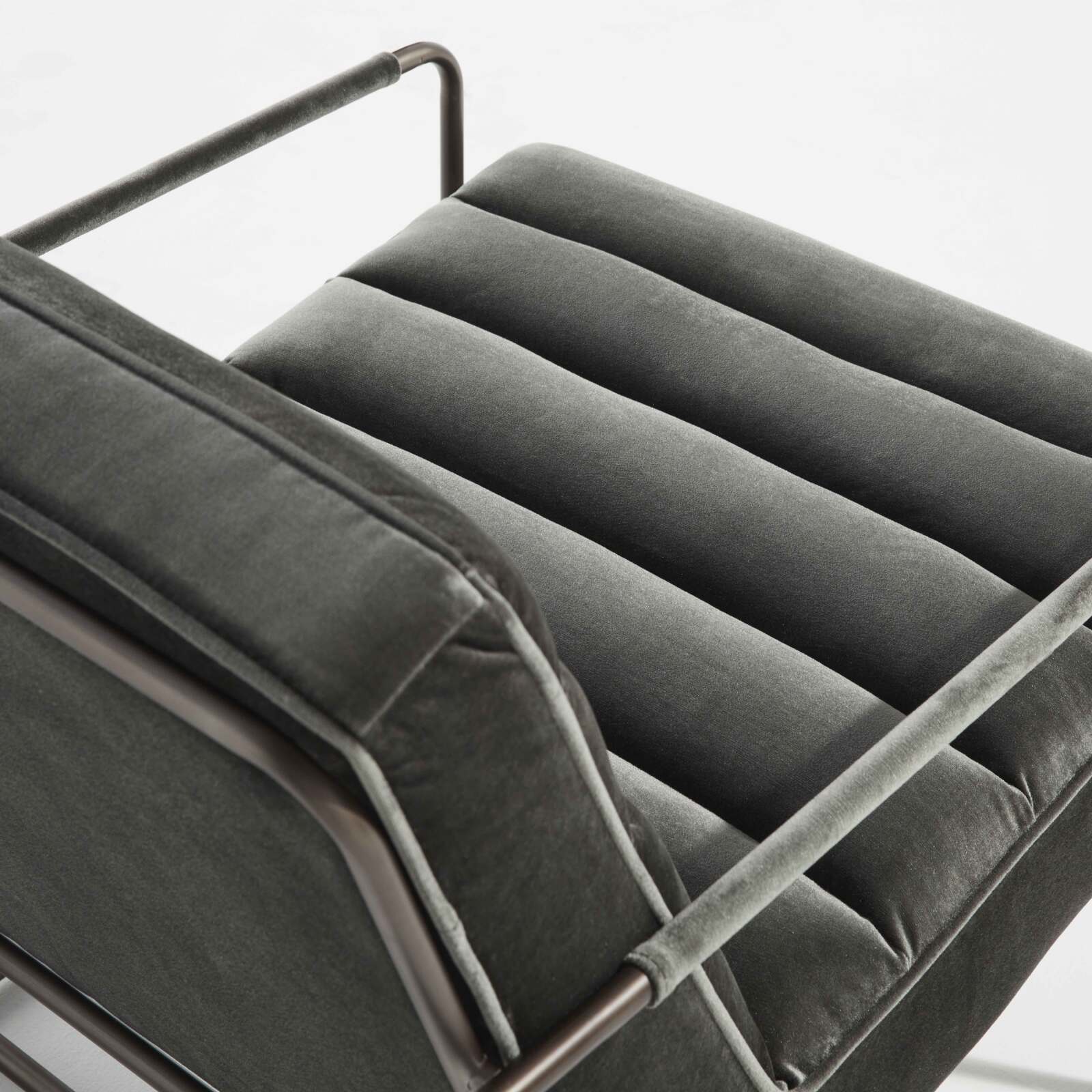 Sillón capitoné de terciopelo y madera FSC®