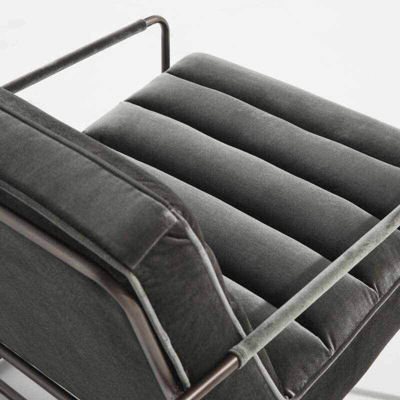 Sillón capitoné de terciopelo y madera FSC®